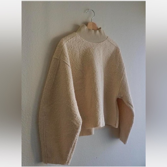 Cream fun texture pullover cropped - Picture 2 of 4